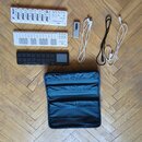 Fotografie zobrazuje sadu bílých a černých MIDI kontrolérů značky KORG, USB kabel a černý přepravní pouzdro. Jsou zde modely nanoKONTROL2, nanoKEY2 a…