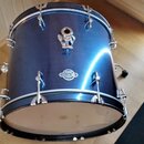 Modrý basový buben s kovovým chassis a chromovaným příslušením. Uprostřed korpusu je oválný štítek s nápisem "YAMAHA" a pod ním text "- SHORT FEEL -"…
