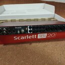 Červený zvukový interface Focusrite Scarlett 18i20 v bílém originálním balení. Na přední straně jsou viditelné značky Focusrite, Scarlett 18i20 a náp…