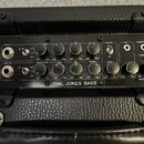 Detail ovládacího panelu černého basového komba s nápisem PHIL JONES BASS. Panel obsahuje dva vstupy INPUT A a INPUT B, několik otočných potenciometr…