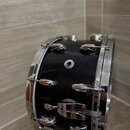 Černý buben s chromovaným obručováním a ladidly. Na jednom z chromovaných držáků je vyryt nápis GRETSCH. Povrch nástroje je glossy, s viditelným odle…