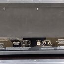Zadní strana černého kytarového komba. Na spodním panelu jsou vidět konektory a nápisy: MAINS INPUT, MAINS FUSE, H.T. FUSE, OUTPUT MAINS FUSE, FOOTSW…