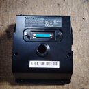 Zadní strana černého elektronického bicího modulu. Na horním štítku je uveden název ALESIS NITRO MAX DRUM MODULE a nápisy UK CA, CE, FCC ID: FW15A-LD…