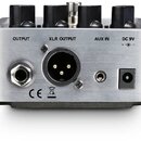 Zadní strana stříbrného efektpedálu z kovu. Jsou zde čtyři konektory s nápisy OUTPUT, XLR OUTPUT, AUX IN a DC 9V (+ -). V dolní části jsou viditelná…