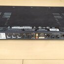 Zadní strana černého rackového zařízení s kovovým šasi. Na zadním panelu jsou nápisy MIDI THRU, OUT, FOOT SWITCH, FOOT CONTROLLER (IN, S/W OUT), PCM…