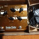 Kytarový efekt v hnědém kovovém šasi s bílými pruhy. Na přístroji jsou nápisy „Seymour Duncan“, „Twin Tube Classic“, „Rhythm“, „Lead“, „Tone“ a ovlád…