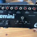 Zadní strana černého DJ mixeru s nápisem gemini a logem G v pravém dolním rohu. V horní části jsou RCA konektory s popisky MASTER OUTPUT, LINE 3, LIN…