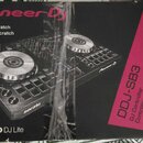Fotografie zachycuje kartonovou krabici s DJ kontrolérem. Na balení je nápis Pioneer DJ, model DDJ-SB3 a logo serato DJ Lite. V dolní části je uveden…