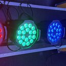 Pět LED par světel v černém provedení, umístěných vedle sebe na hliníkovém flightcasu. Každý reflektor svítí jinou barvou: červeně, zeleně, modře, or…