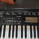 Černý digitální klavír značky CASIO, model CTK-3500. Horní panel obsahuje nápisy 60 SONG BANK, 100 RHYTHMS a 400 TONES s detaily jednotlivých funkcí.…