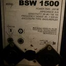 Fotografie detailu štítku na zadní straně reproduktoru. Na štítku je uveden model BSW 1500 a technické parametry: POWER RMS : 300 W, IMPEDANCE: 8 Ω,…