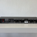 Zadní strana šedého rackového zařízení s nápisem Vitalizer Mk3-T a logem spl. Jsou zde čtyři XLR konektory s popisky OUTPUT R, INPUT R, OUTPUT L a IN…