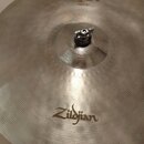 Kovový činel s viditelným koncentrickým broušením povrchu. Na spodní části je čitelné logo Zildjian a v horní části nápis TITANIUM s malým textem Med…
