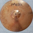 Kruhové činely v měděné barvě s jemným žebrováním po celém obvodu. Na povrchu je čitelné logo Paiste a pod ním nápis 20" RIDE. Povrch vykazuje drobné…