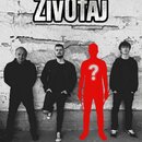 Černobílá fotografie čtyř mužů stojících před zdí, kde je nápis ŽIVOTAJ. Třetí postava zleva je zakrytá červenou siluetou s bílým otazníkem. Všichni…