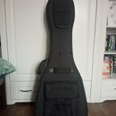 Černý poloměký pouzdro (gig bag) na hudební nástroj s několika zipovými kapsami. Na přední spodní kapse je nápis ROCKBAG by HARLEY BENTON. Pouzdro má…