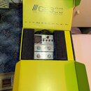 Žlutá kartonová krabice s nápisem GE300 Amp modelling & Multi Effects a řadou ikon. Uvnitř v černé pěnové výplňce je umístěn stříbrný efektový pedál…