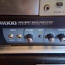 Detailní pohled na ovládací panel černého basového komba. Na horní části je bílý nápis LH1000 1000 WATT BASS AMPLIFIER CLASS A VALVE PREAMP. Panel ob…