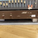 Hnědý rackový zesilovač s nápisem Solton STA 240. Na předním panelu jsou dva otočné ovratky s popisky volume left a volume right, přepínač stereo/mon…