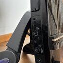 Detailní pohled na ovládací panel černé elektrovioliny. Na panelu jsou umístěny čtyři otočné potenciometry, vypínač a výstupní zásuvka s nápisem "PHO…
