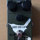 Zelený efekt pedál s třemi černými ovládacími knoflíky označenými jako VOLUME, DISTORTION a TONE. Na spodní části je bílá silueta ptáka s nápisem WRE…