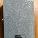 Šedý kytarový efekt s texturovaným povrchem. V horní části je nalepka s britskou vlajkou a nápisem Made in Great Britain. Ve spodní části je černý ob…