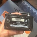 Spodní strana černého efektového pedálu s připojeným napájecím kabelem. Na štítku je čárový kód s nápisem S17091#489126, text DATE CODE a nápis CONCE…