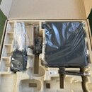 V kartonové krabici s vložkou je umístěn černý bezdrátový vysílač s nápisem SENNHEISER a označením G4. Vedle něj se nachází černý kufřík v plastovém…