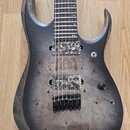 Elektrická kytara s tmavě šedým průsvitným lakem, pod kterým je vidět struktura dřeva s výraznou kresbou. Nástroj má dva humbuckery s krytkami z mate…