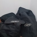 Sada černých textilních obalů na bicí nástroje. Na dvou z nich je viditelné bílé oválné logo s nápisem MAPEX. Povrch obalů vykazuje mírné pomačkání a…