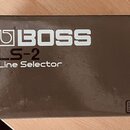 Hnědá papírová krabice s bílým nápisem BOSS, označením modelu LS-2 a textem Line Selector. V pravém dolním rohu je malý štítek s nápisem USE BOSS PSA…