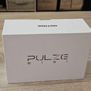Bílá čtvercová krabice z kartonu. Na přední straně je černý nápis PULZE MINI. Na horní straně je zrcadlově otočený nápis HOTONE. Povrch krabice je či…