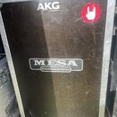 Černý transportní case s hliníkovým rámem a kovovými rohy. Na přední straně jsou bílé nápisy AKG by HARMAN a MESA ENGINEERING. V pravém horním rohu j…