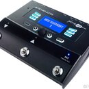 Černý procesor vokalů a kytary značky TCHELICON s modrým displejem, na kterém je nápis HIGH HARMONY 1. Na horním panelu jsou vidět nápisy Mic in, Gui…