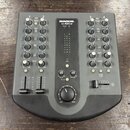 Šedý mixážní pult s nápisem MACKIE. U.420d. Zařízení obsahuje čtyři vstupní kanály s ovládacími knoflíky pro GAIN, EQ (HIGH, MID, LOW), AUX a LEVEL,…