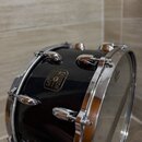 Černý buben s chromovaným obručem a lugy. Na korpusu je umístěn štít s nápisem GRETSCH USA. Povrch nástroje je glossy a v dobrém stavu.