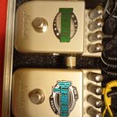 Dvě zlatavé efektové pedály značky Marshall. Horní pedal má nápis MODULATION a RC-1, přes který je nalepený zelený samolepka. Spodní pedal nese název…