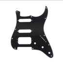 Černý plastový pickguard pro elektrickou kytaru. Má výřezy pro tři snímače a ovládací prvky. Povrch je hladký a bez viditelných značek či nápisů.