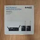 Bílá krabice s nápisem INSTRUMENT WIRELESS SYSTEM a logem AKG by HARMAN. Pod tím je uveden model WMS40 MINI DUAL INSTRUMENTAL SET a text FOR ELECTRIC…