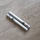 Dvě stříbrné kondenzátorové mikrofony s kovovým povrchem. Na těle obou mikrofonů je viditelné logo AKG a nápis C414 XLS. Povrch mikrofonů vykazuje mí…