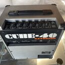 Stříbrný kombo zesilovač s černým ovládacím panelem a rukojetí. Na přední straně je velký bílý nápis CUBE-40 a pod ním oranžový nápis KEYBOARD, v pra…