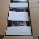 V kartonové krabici je umístěn klávesový nástroj zabalený v plastové fólii. Nástroj je fixován bílými polystyrenovými bloky. Na černé části nástroje…