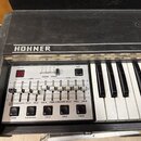 Elektronický klávesový nástroj s černým povrchem z imitace kůže a bílo-černými klávesami. Na horní liště je bílý nápis HOHNER. Ovládací panel obsahuj…