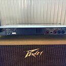 Zadní strana černého výkonového zesilovače s nápisem MODEL 8008 POWER AMPLIFIER. Na štítku je uvedeno Made in England, Jim Marshall (Products) Ltd, M…