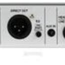 Zadní strana stříbrného elektronického zařízení s černými konektory a nožičkami. Jsou zde nápisy AC INPUT 110-240V 50/60Hz, DIRECT OUT, EQ THRU, AUX…