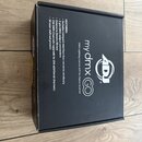 Černá papírová krabice s bílým textem a logem. Na povrchu je uveden název my dmx GO, popis DMX Lighting Control APP for iPad or Android a logo ADJ. V…