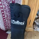 Černý textilní pouzdro na paličky s rukojetí. Na přední straně je bílý nápis „balbex™“ a pod ním menší text „DRUMSTICKS FOR THE DEMANDING“. Povrch ma…
