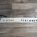 Zadní strana kytarového procesoru v bílé barvě. Na levé straně je logo BOSS a nápis GT-10 GUITAR EFFECTS PROCESSOR, dále značení CN225 CE. Na panelu…