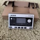Stříbrný digitální nahrávač s černým předním panelem. Na přístroji jsou viditelné nápisy BOSS, MICRO BR DIGITAL RECORDER BR-80 a eBand. Zařízení obsa…