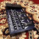 Multiefektový procesor pro basovou kytaru v tmavě modré barvě s černým pedálem výrazu. Na přístroji je bílý nápis BOSS ME-50B BASS MULTIPLE EFFECTS.…